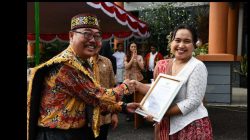 Pemda Sintang Serahkan Penghargaan Guru Berprestasi di Hardiknas 2026.