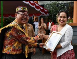 Pemda Sintang Serahkan Penghargaan Guru Berprestasi di Hardiknas 2026.