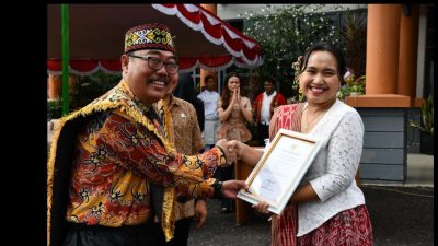Pemda Sintang Serahkan Penghargaan Guru Berprestasi di Hardiknas 2026.