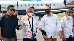 Bupati Alexander Wilyo Sambut OSO Di Bandara Rahadi Oesman