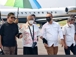 Bupati Alexander Wilyo Sambut OSO Di Bandara Rahadi Oesman